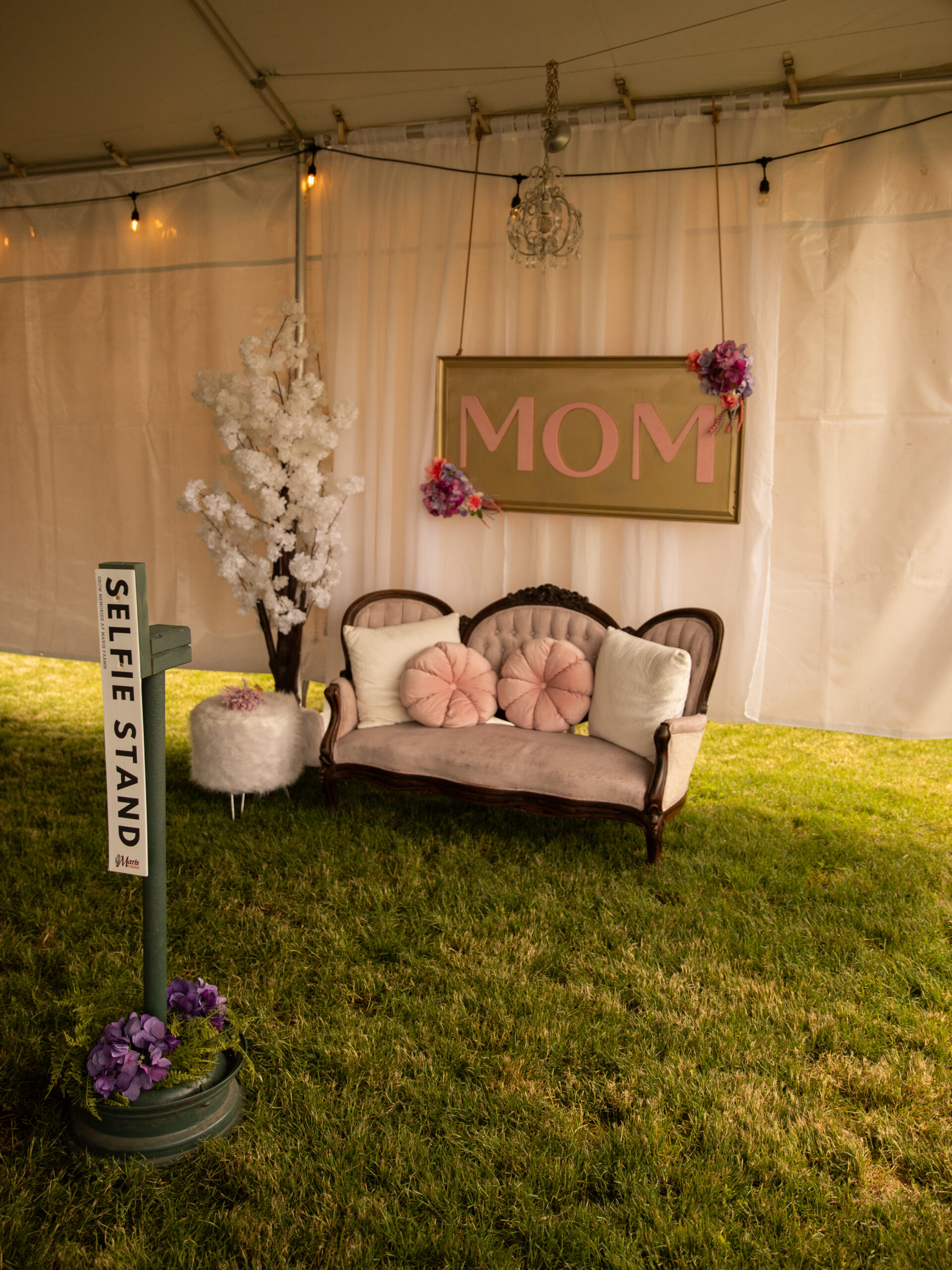 Mom's Day Weekend photo moment at Maris Farms Baby Animals and Blooms Days
